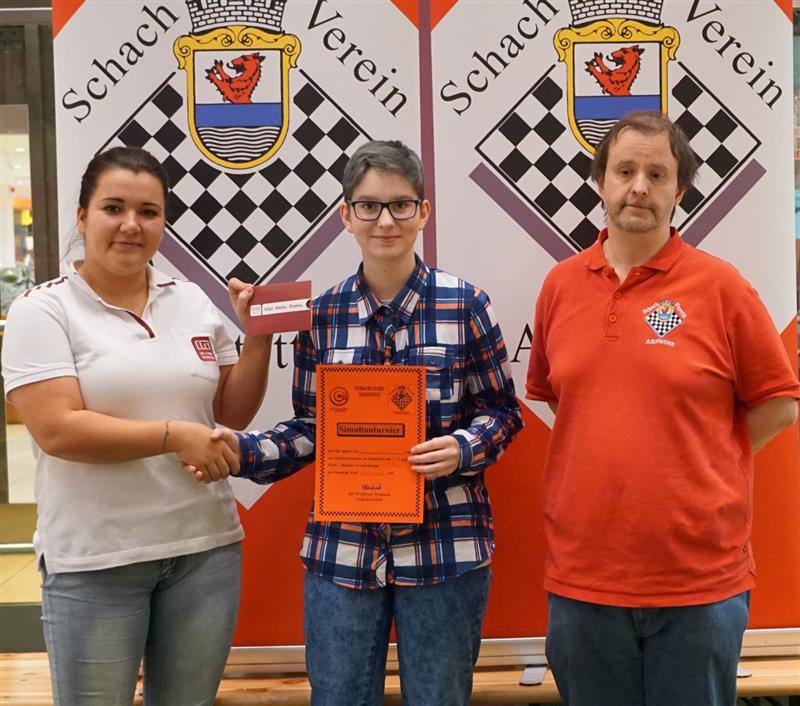 CCA Lady Gruenberger Irene mit Remisentin Ebner Klara und Simultanspieler Rumpl Erwin (2) (1280x1130)