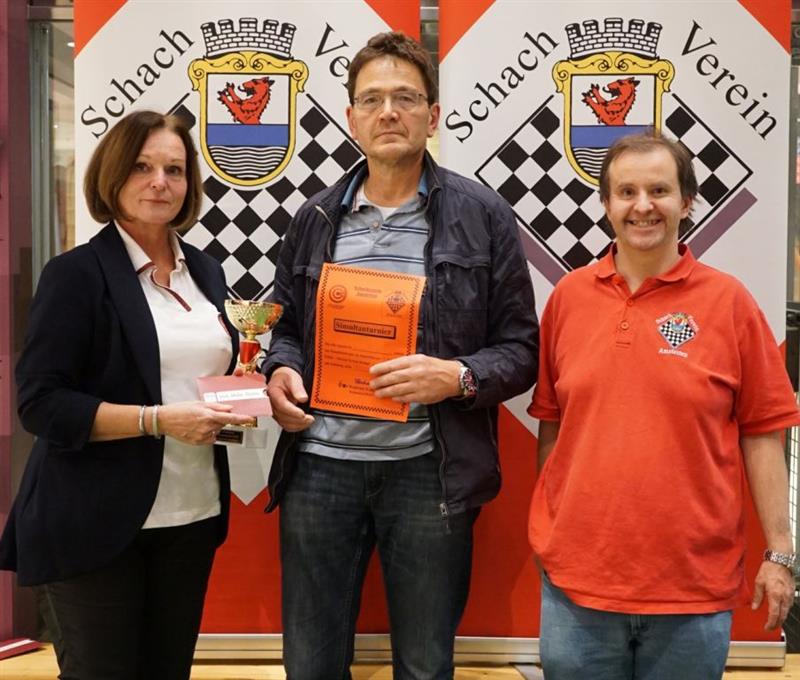 CCA Wagner Gaby mit Sieger Raab Anton und Simultanspieler Rumpl Erwin (2)